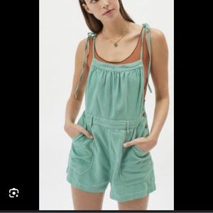 Green overall shorts - Urban Outfitters